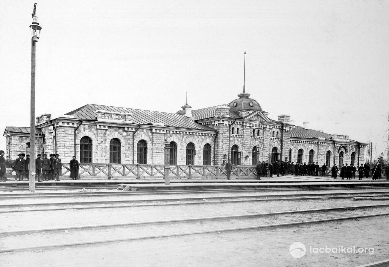 La gare de Slioudianka entièrement construite en marbre blanc est très bien conservée de nos jours