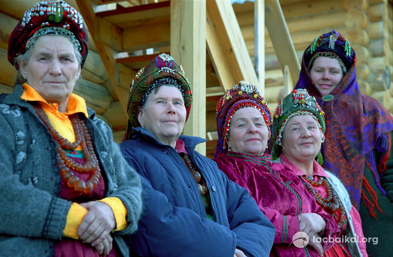 Les Vieux Croyants en costumes traditionnels
