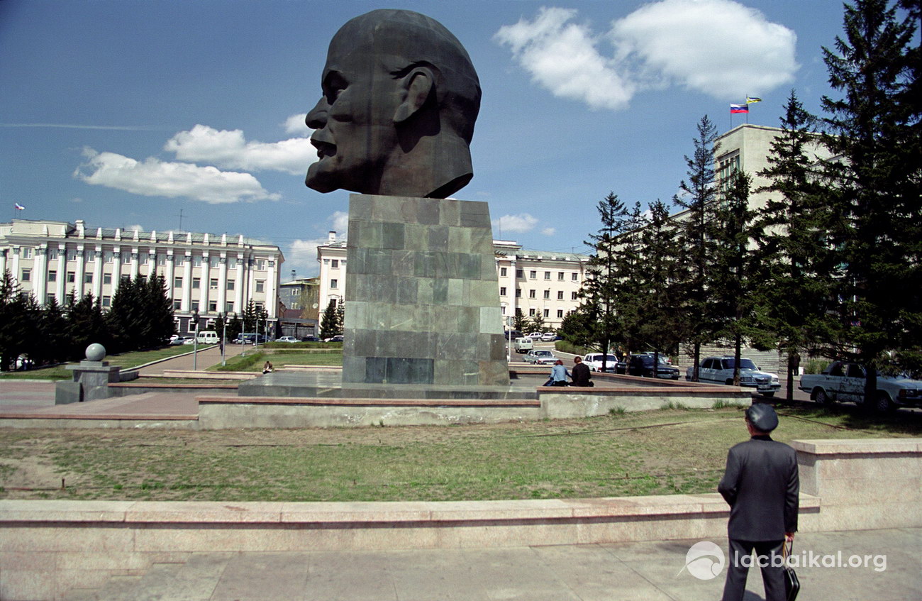 Tête de Lénine sur la Place des Soviètes. La plus grande tête de Lénine au monde fait partie des pricipales attractions touristiques d'Oulan-Oudé