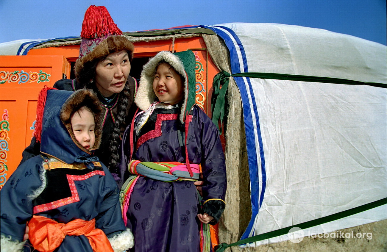 Une famille bouriate en costume traditionnel devant sa yourte