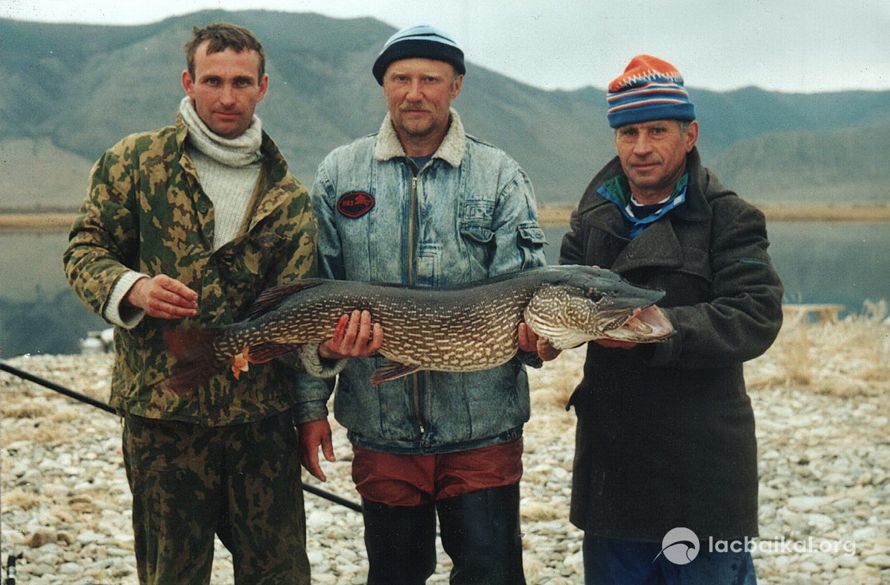 Les pêcheurs locaux avec un brochet