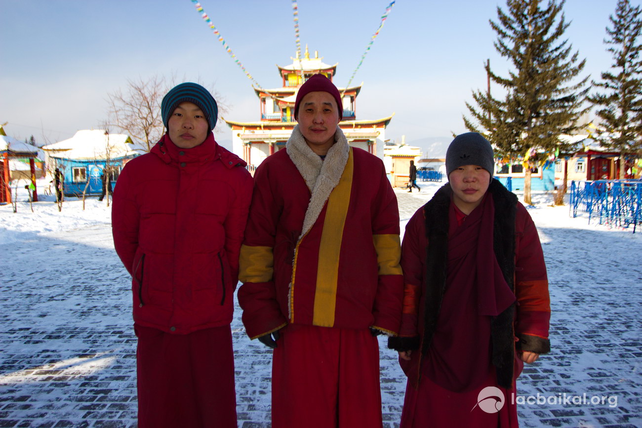 Les élèves moines devant le Datsane d'Ivolguinsk - le centre de Bouddhisme en Russie