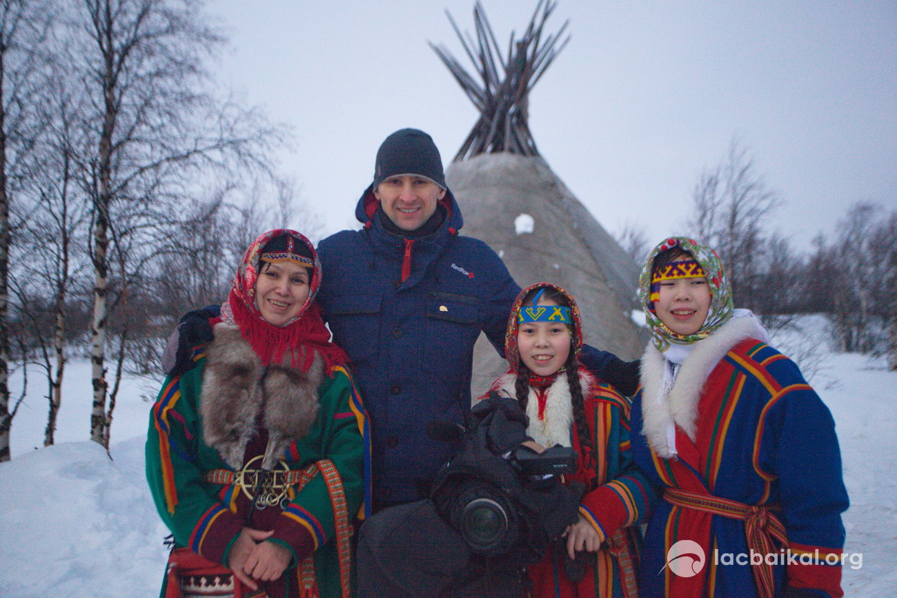 Pavel Ageychenko avec les habitants locaux